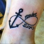 Фото тату бесконечность с якорем и надписью 'never sink' на предплечье. Черно-белый рисунок татуировки в минималистичном стиле.