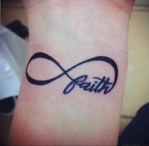 Фото тату бесконечность с надписью 'Faith' на запястье. Простой, но значимый рисунок татуировки, выполненный в черном цвете, символизирует веру и надежду.