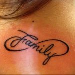 Фото тату на шее: надпись 'Family' каллиграфическим шрифтом, образующая символ бесконечности. Черно-белый рисунок, символизирующий вечную любовь к семье.