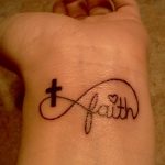 Фото тату на стопе: символ бесконечности с крестом и надписью 'Faith'. Черно-белый рисунок, символизирующий веру.