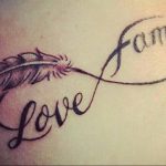 Фото тату бесконечности с пером и надписью 'family'. Черно-серый рисунок татуировки, символизирующий свободу и любовь к семье.