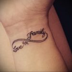Фото тату бесконечности на запястье с надписями 'family' и 'love'. Черный рисунок татуировки, символизирующий любовь к семье.