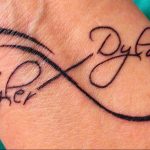 Фото тату на запястье: символ бесконечности с надписями "Tyler" и "Dylan". Элегантный и персонализированный рисунок татуировки.