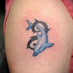 Фото тату про любовь рисунок Дельфин 03.02.2020 №020 -dolphin tattoo- tatufoto.com