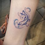 Фото тату про любовь рисунок Дельфин 03.02.2020 №023 -dolphin tattoo- tatufoto.com