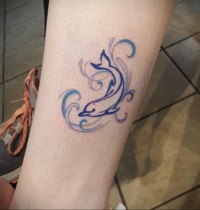 Фото тату про любовь рисунок Дельфин 03.02.2020 №023 -dolphin tattoo- tatufoto.com