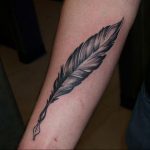 Фото тату про любовь рисунок Перо 03.02.2020 №211 -tattoo feather- tatufoto.com
