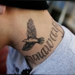 Фото тату: изображение летящей птицы с надписью "Runaway" на шее. Татуировка символизирует стремление к свободе и желание убежать от проблем.