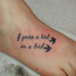 Фото тату на стопе: черная татуировка с надписью "if you're a bird im a bird" и двумя силуэтами птиц. Небольшой рисунок татуировки.