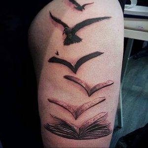 Фото тату: птицы, трансформирующиеся в страницы книги на руке. Оригинальный и символичный рисунок татуировки.