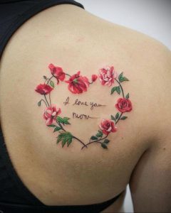 Фото тату в виде цветочного сердца с надписью 'I love you mom' на спине. Красивый и трогательный рисунок татуировки, посвященный матери.