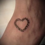 Фото минималистичной тату на запястье: сердце, образованное словами 'Unity', 'Hope', 'Love', 'Family', 'Overgiving', 'Dream'. Идеально для тех, кто ценит простые и значимые символы.