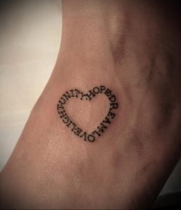 Фото минималистичной тату на запястье: сердце, образованное словами 'Unity', 'Hope', 'Love', 'Family', 'Overgiving', 'Dream'. Идеально для тех, кто ценит простые и значимые символы.