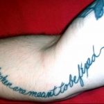 Фото тату разбитого сердца с надписью 'Things that are broken are meant to be fixed' на руке. Эмоциональный рисунок татуировки.