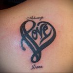 Фото татуировки на спине: сердце, внутри которого написано слово "Love", а сверху и снизу надписи "Always" и "Dana".