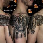 Фото тату жнеца с косой и крыльями на груди и животе. Детализированный рисунок в стиле реализм.