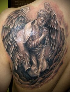 Фото тату с ангелом на спине 12.03.2020 №049 -angel tattoo on the back- tatufoto.com