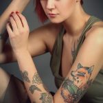 Фото татуировки с изображением лисы и бабочек. Цветной рисунок, реалистичный стиль, татуировка на руке.