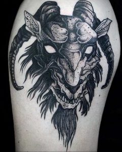 Фото тату головы козла в стиле dotwork на руке, выполненное в черно-белом цвете. Татуировка имеет мистический и загадочный вид.