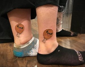 Фото парных татуировок куриных ножек на лодыжках. Милые и забавные рисунки татуировок в мультяшном стиле.