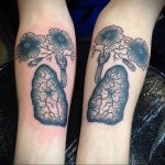 Фото парных татуировок на руках с изображением легких и цветов. Черно-белый стиль, детальная проработка.