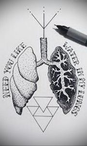 Фото тату: черно-белый рисунок легких с надписью 'NEED YOU LIKE WATER IN MY LUNGS' и геометрическими фигурами. Минималистичный эскиз татуировки.