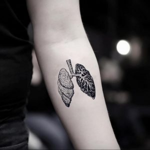 Фото тату: легкие, выполненные в технике dotwork, на предплечье. Лаконичный и стильный рисунок, созданный с помощью точек.