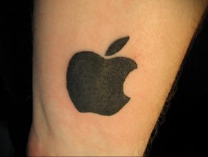 Фото тату логотипа Apple (надкушенное яблоко) на запястье, выполненное в черном цвете в минималистичном стиле.