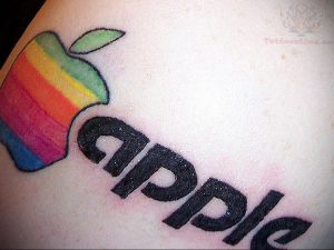 Цветная татуировка на руке с изображением логотипа Apple в виде надкушенного яблока и надписью 'Apple'.