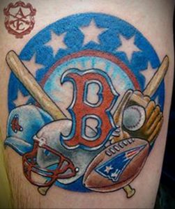 Фото тату на плече с изображением символики бейсбольной команды Boston Red Sox и других спортивных атрибутов. Яркие цвета и детализированная проработка.