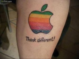 Фото тату на руке с изображением радужного яблока Apple и надписью 'Think different!'. Яркие цвета, минималистичный стиль, вдохновение технологиями.