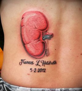 Фото тату на боку: реалистичное изображение почки и надпись 'Frances L Hildreth 5-2-2012'. Памятная татуировка, посвященная ушедшему человеку.