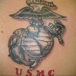 Фото тату на спине с изображением эмблемы Корпуса морской пехоты США (USMC). Классический рисунок татуировки в черно-красных тонах.