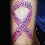 Фото тату на руке: розовая лента с надписями "My Wife", "My Love", "My Strength", "My Life". Символ любви, поддержки и силы.
