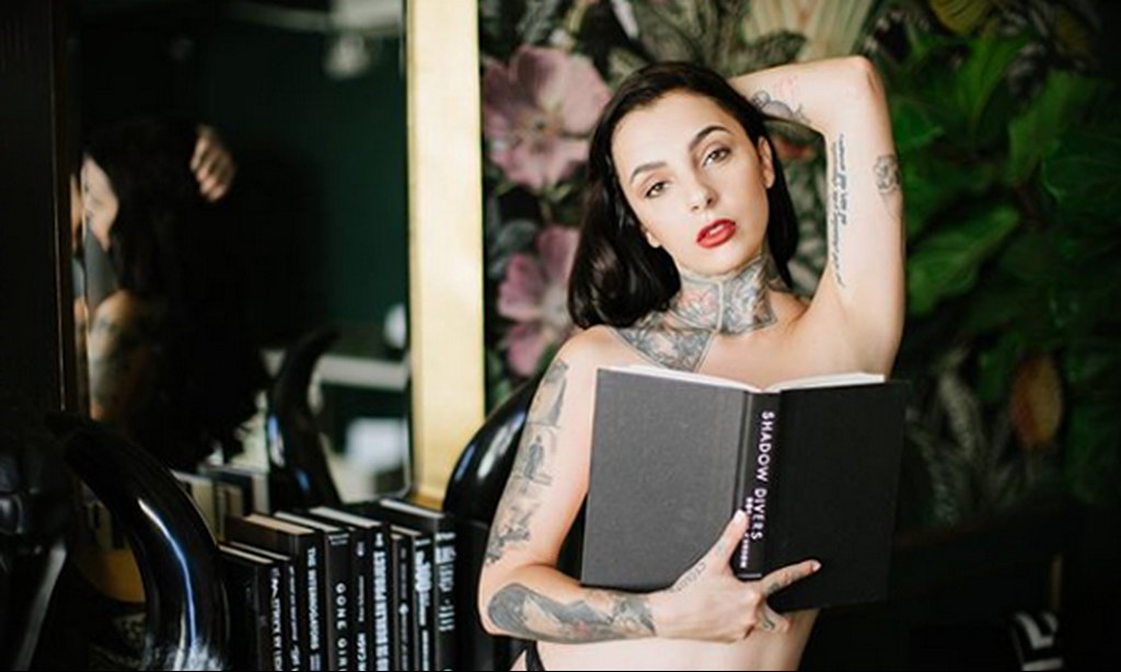 @floydianphotos – фото красивой девушки с татуировкой и книгой 1
