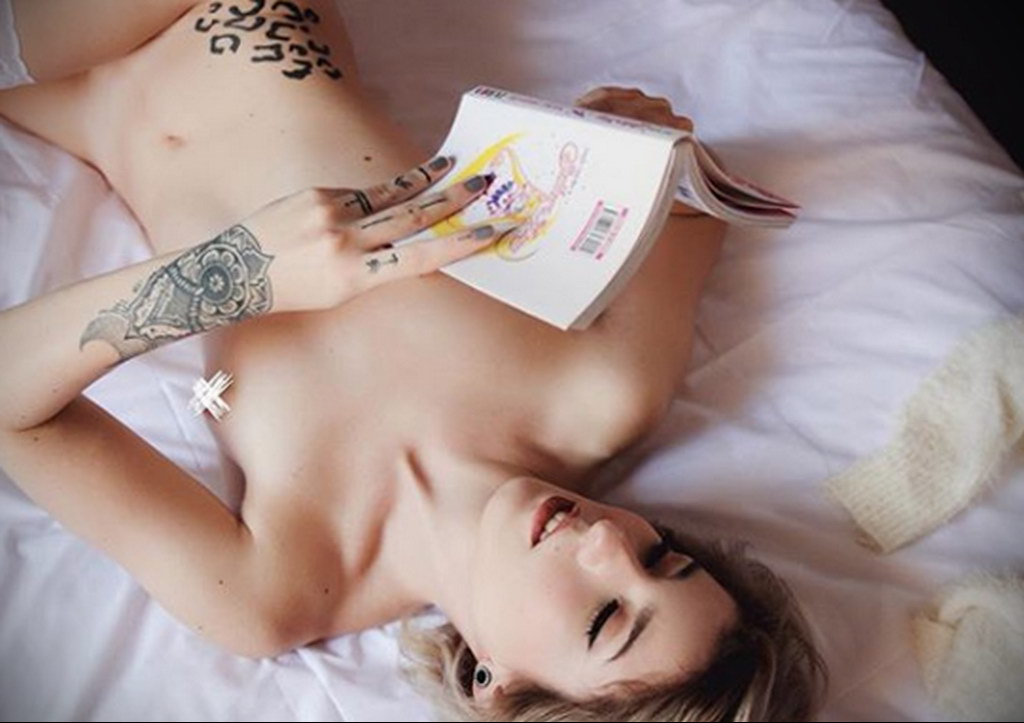 @fromlimbo – фото красивой девушки с татуировкой и книгой 1