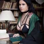 @fromlimbo – фото красивой девушки с татуировкой и книгой 3