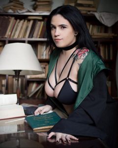 @fromlimbo – фото красивой девушки с татуировкой и книгой 3