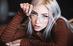 @jakiichu – фото красивой девушки с татуировкой и книгой 1