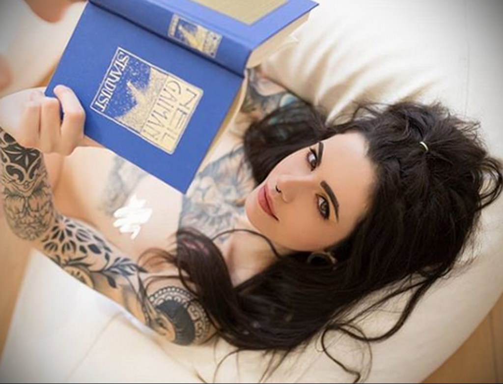@whereisnilo – фото красивой девушки с татуировкой и книгой 1