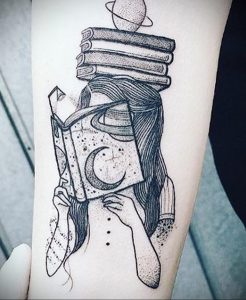 Фото татуировки в стиле dotwork, изображающей девушку, читающую книгу, окруженную планетами и стопкой книг.