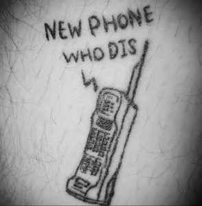 Фото тату на руке: старый кнопочный телефон с надписью 'NEW PHONE WHO DIS'. Простой и лаконичный рисунок в черных тонах.