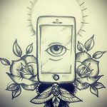 Черно-белая татуировка с изображением смартфона, на экране которого изображен глаз. Смартфон окружен розами и геометрическими узорами. Символическая татуировка, отражающая наблюдение и тайну.