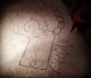 Черно-белый эскиз татуировки, изображающий руку, держащую смартфон. На телефоне надпись 'PHONE'. Лаконичный рисунок для любителей минимализма.