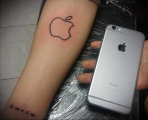 Фото минималистичного тату яблока Apple, выполненного в черном цвете, символизирующего любовь к бренду и технологиям.