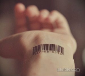 Фото тату штрих-кода на стопе. Черный рисунок татуировки выглядит как стандартный код, нанесенный на нежную кожу.