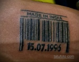 Фото тату штрихкода с надписью 'Made in India' и датой рождения '15.07.1996'. Черно-белый рисунок, оригинальный стиль.