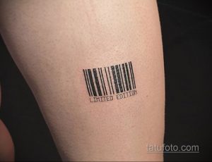 Фото тату штрихкода с надписью 'Limited Edition' на ноге. Черный рисунок, простой стиль. Символ эксклюзивности.