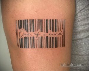 Фото тату штрихкода с надписью 'One of a kind' на руке. Черно-белый рисунок, шрифт курсив. Символ уникальности.