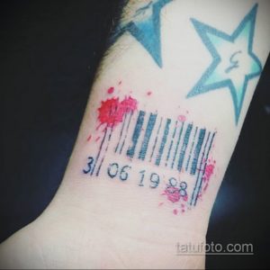 Фото тату штрих-кода с датой '31 06 19 88' и брызгами розовой краски, рядом нарисована голубая звезда. Оригинальный дизайн.
